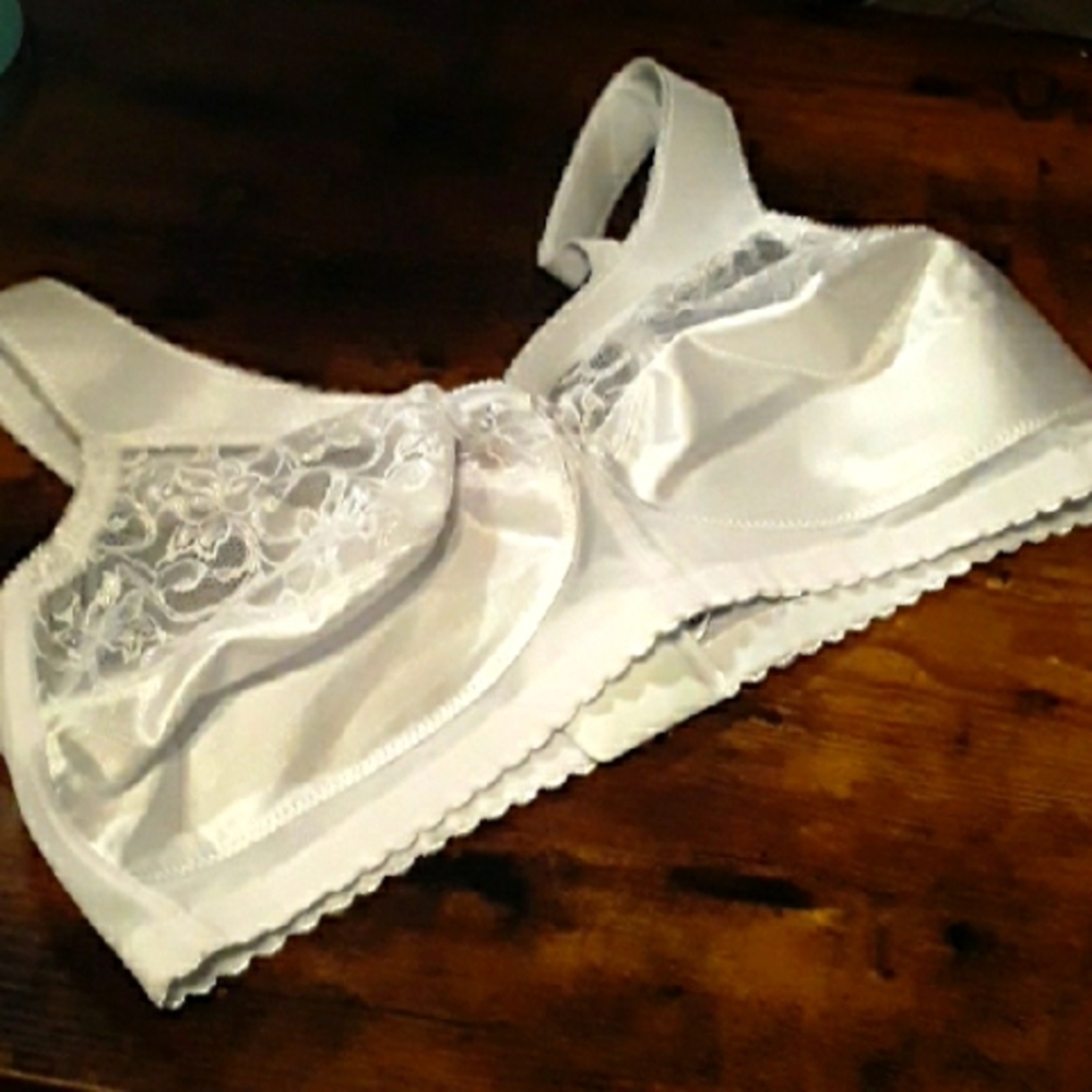 NWOT 44C Glamorise White Lace Unpadded Wirefree Lift Bra With Padded Straps